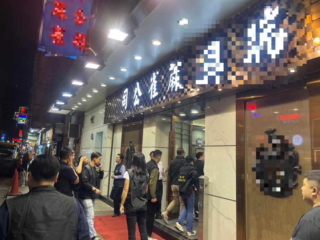警方昨日突擊搜查145間娛樂場所,包括麻雀館、酒吧、夜總會及遊戲機中心等。曾志恒攝 警方昨日突擊搜查145間娛樂場所,包括麻雀館、酒吧、夜總會及遊戲機中心等。曾志恒攝
