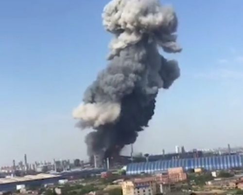 煉鋼廠高爐爆炸冒蘑菇雲。網上圖片