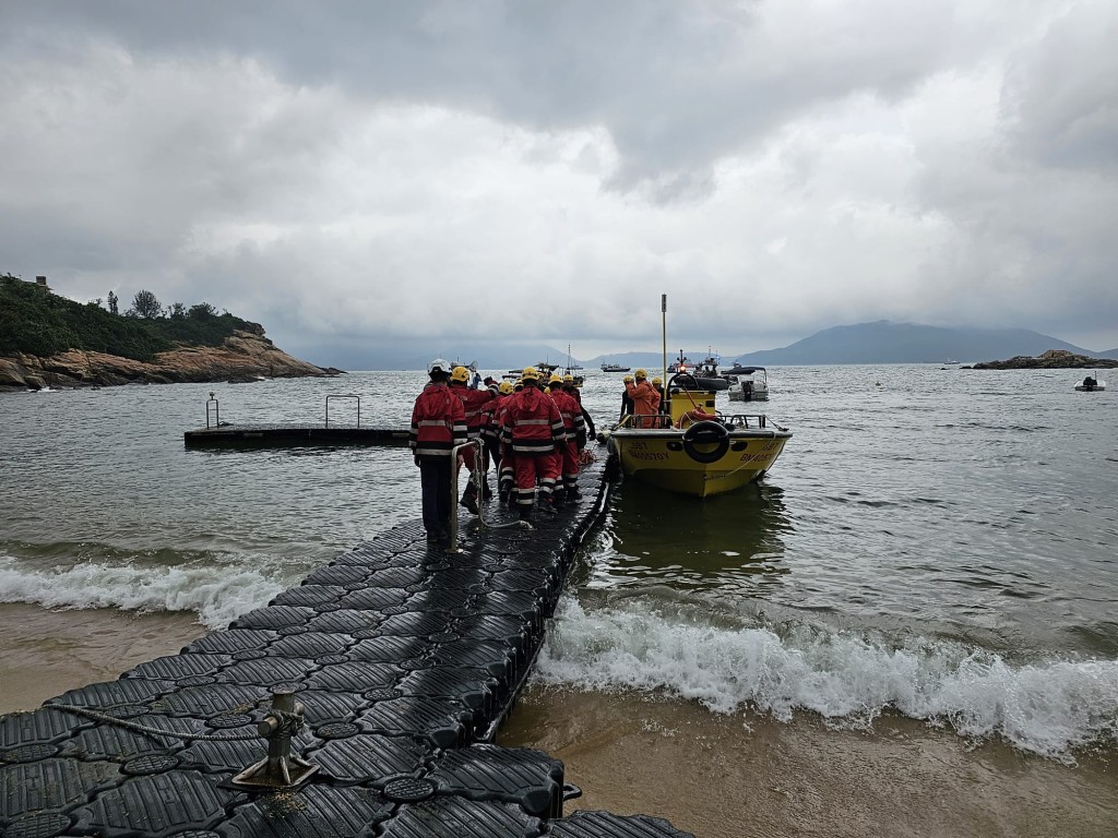 消防安排十多名市民登船撤離。