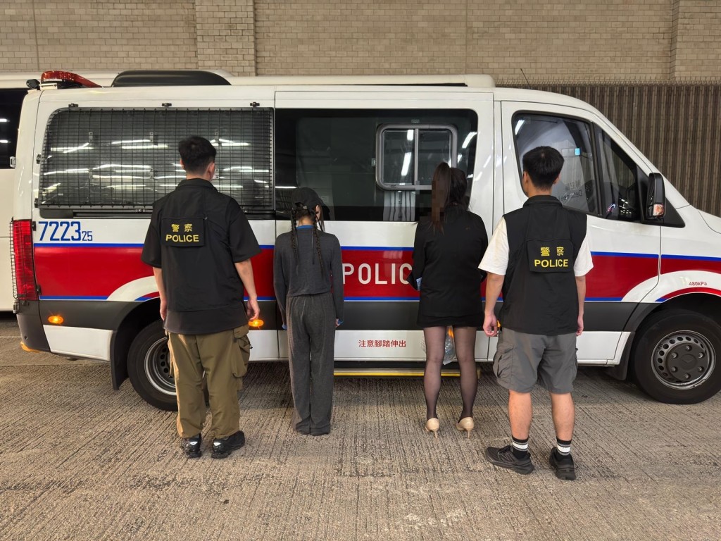 警方拘捕30名男女,當中包括嫖客及性工作者。警方提供 警方拘捕30名男女,當中包括嫖客及性工作者。警方提供