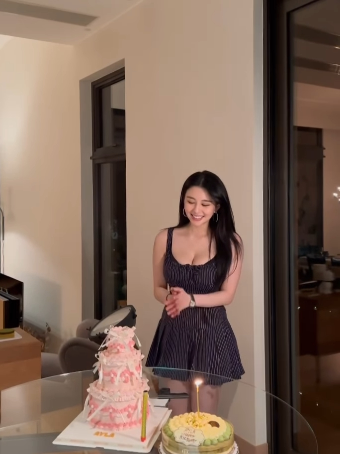 沈月上月過24歲生日。 沈月上月過24歲生日。