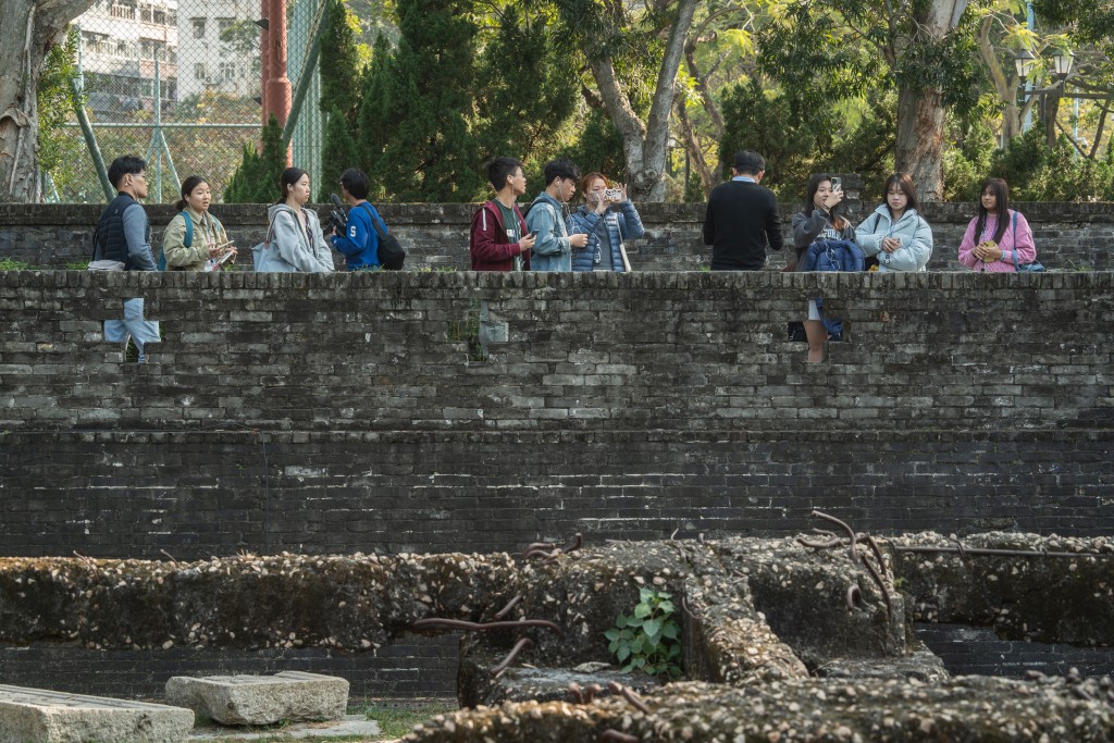 公園內亦保留了當年九龍寨城的南門遺蹟。