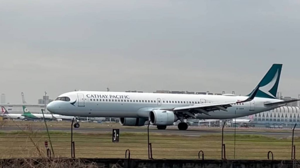 國泰有客機因飛動機漏油要緊急折返高雄。FB@高雄機場航空器資訊交流