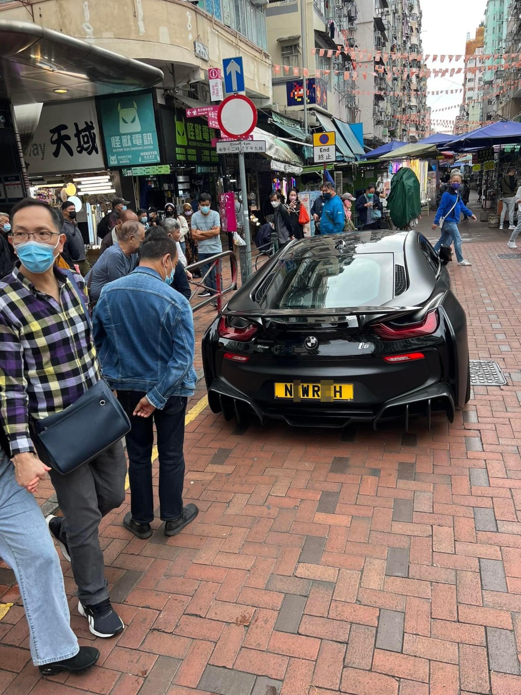 宝马超跑疑车牌「炫富」，惹来大批市民围观。（香港突发事故报料区FB相片）