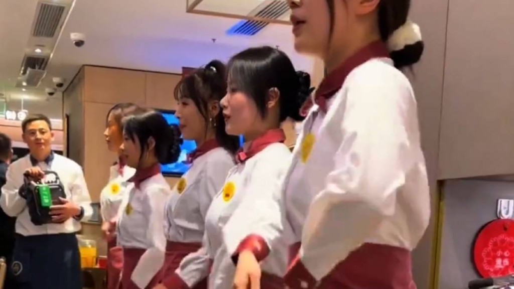 海底撈傳出有門店會迫被投訴的員工，自費買禮物「氹客」。微博