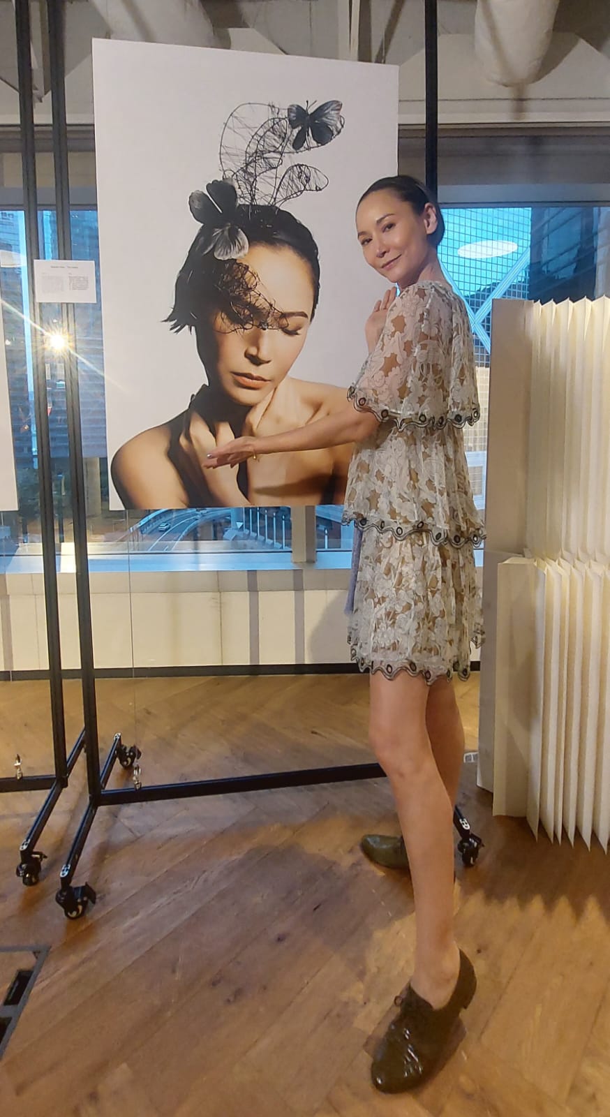 Amanda S.無著高踭鞋，她說因為今朝要喺廚房再去Pop-up，跟住去送貨。