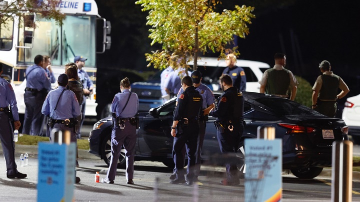 槍擊案發生後大批警員到場進行搜捕。AP圖片