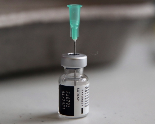 日本批准使用美國輝瑞疫苗。AP圖片