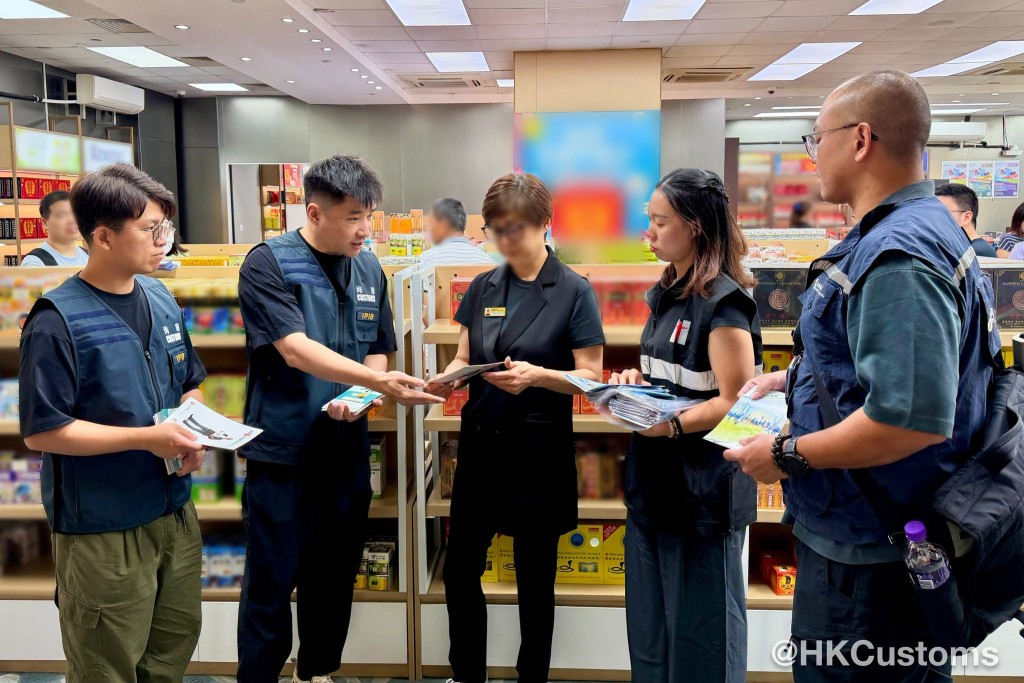 香港海關聯同旅遊業監管局及衞生署,在今日(10月7日)國慶黃金周尾聲,繼續聯合突擊巡查及宣傳。 香港海關聯同旅遊業監管局及衞生署,在今日(10月7日)國慶黃金周尾聲,繼續聯合突擊巡查及宣傳。