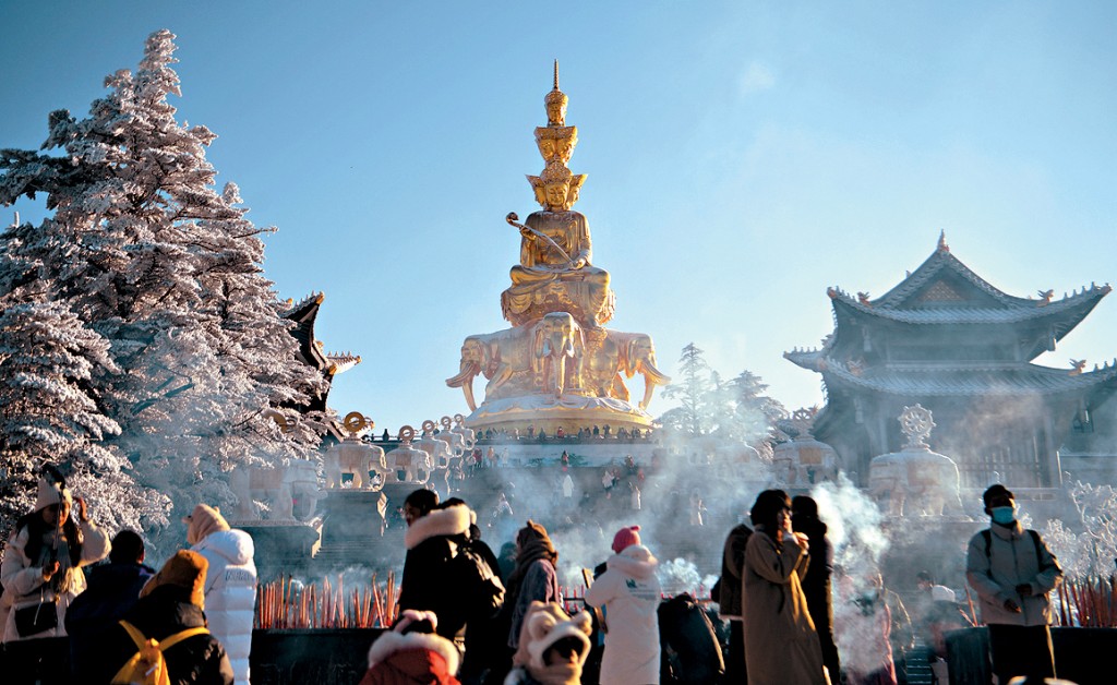 今年元旦，遊客在峨眉山金頂上祈福。