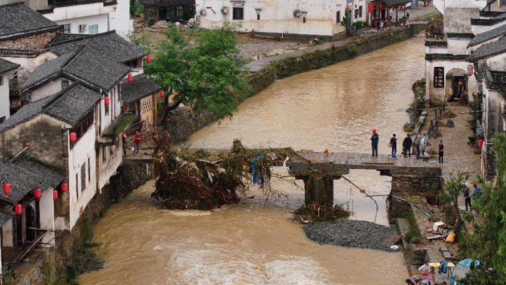 黄山暴雨古村被洪水淹沒，700年元朝古橋重修11年後再遭沖毀。