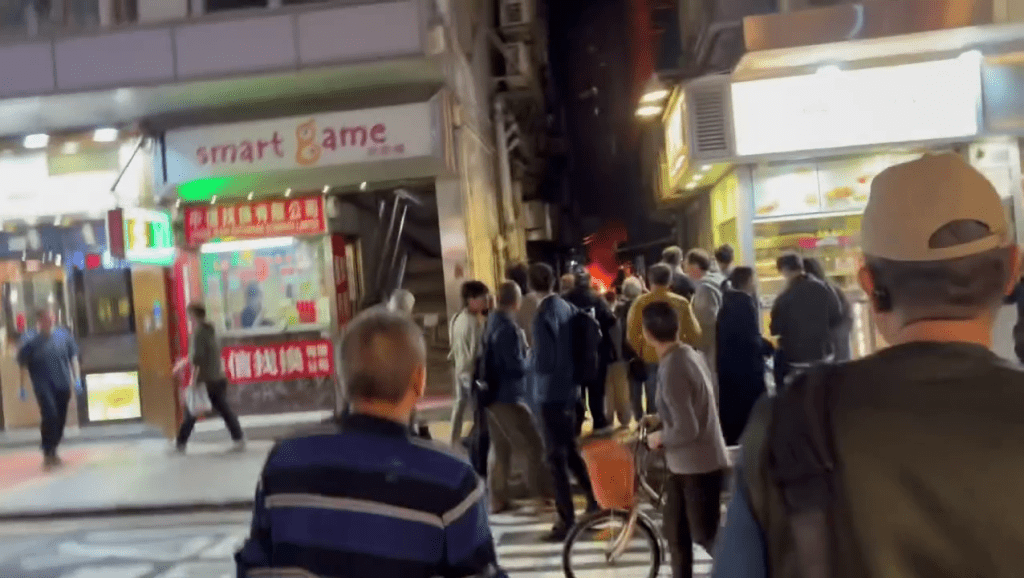 大批市民於後巷入口圍觀。Threads：likehongkongmetro