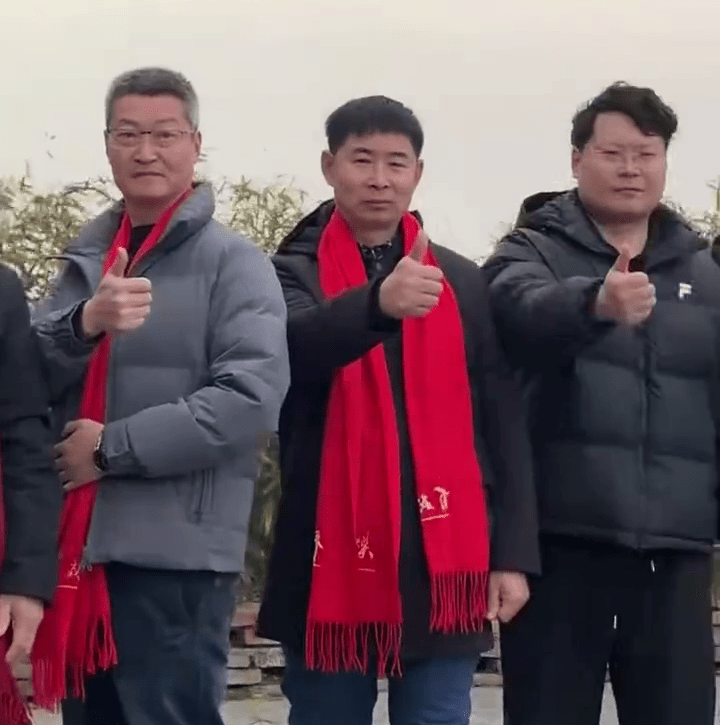 河南104歲人瑞過春節，近百子孫排隊拜年。