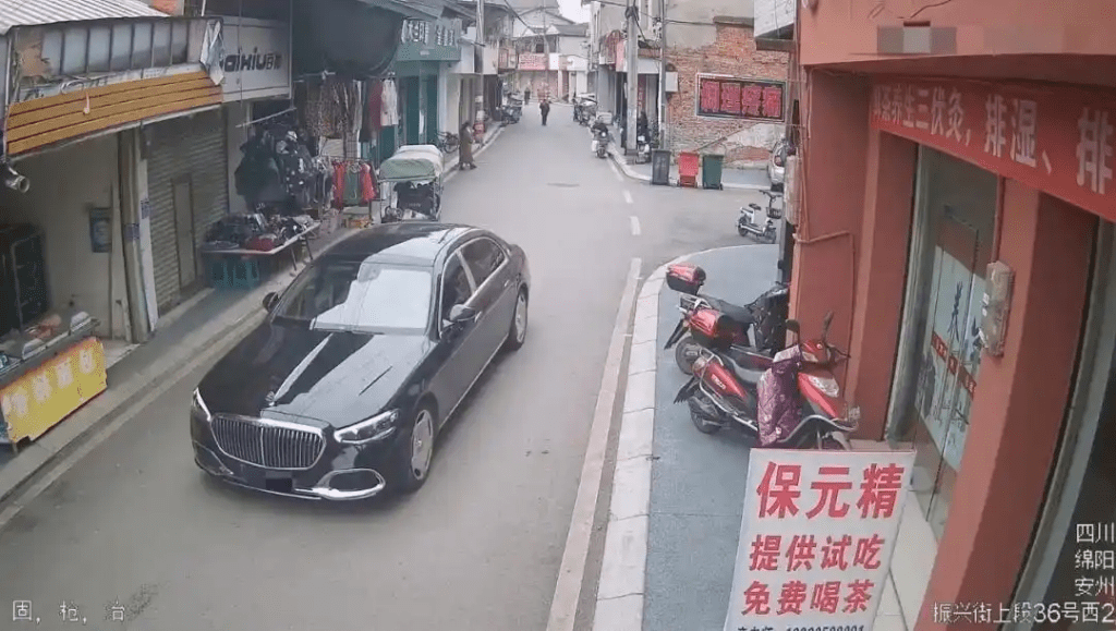 閉路電視拍下男子乘坐的BENZ車。