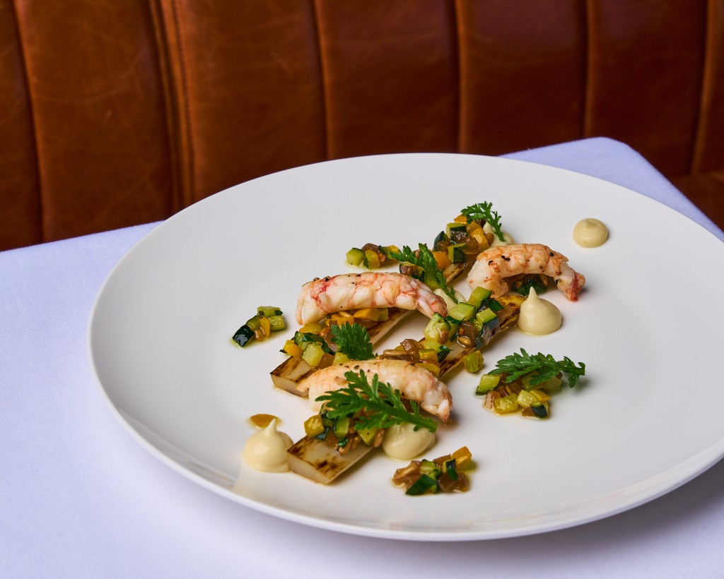 香煎螯蝦與雅枝竹花蕊、海鮮蛋黃醬及金柚的組合，清新與鮮味完美交織。