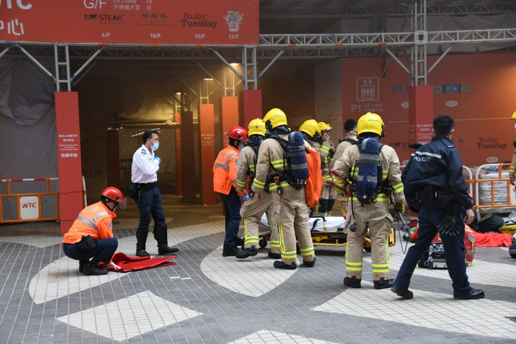 世貿中心市民分批獲救至地面，部分人用毛巾掩蓋口鼻以免吸入濃煙。