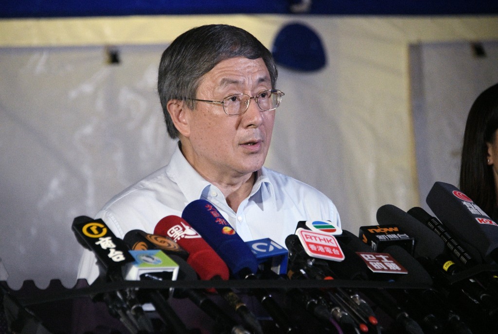 政務司副司長正與部門擬定下一步方針,盡量配合居民新居入伙時間,安排他們返回單位取回所需物品。 政務司副司長正與部門擬定下一步方針,盡量配合居民新居入伙時間,安排他們返回單位取回所需物品。