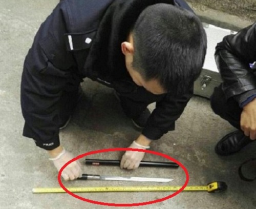 插中死者的利刀。 网上图片