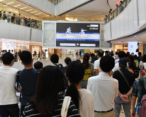 市民在觀塘apm商場的電視直播前一同觀賞賽事。