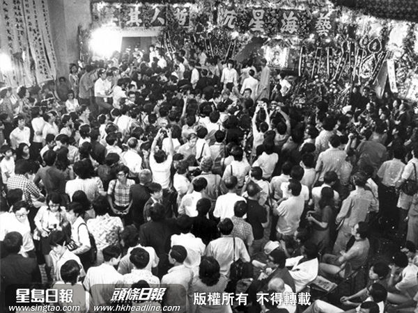 李小龍靈堂人山人海,市民爭睹一代巨星遺容。資料圖片