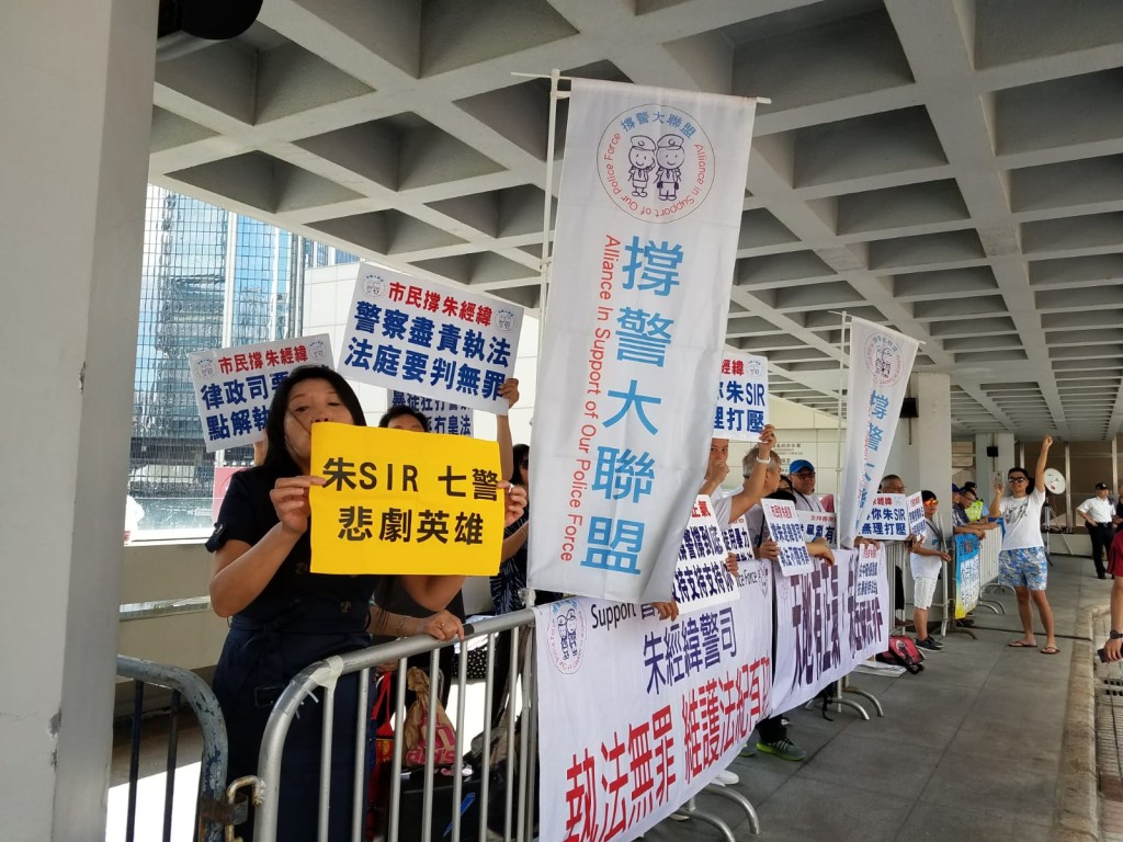 法庭外再分別有支持及聲討朱經緯的多個團體,拉起橫額及高叫口號。黃梓生攝