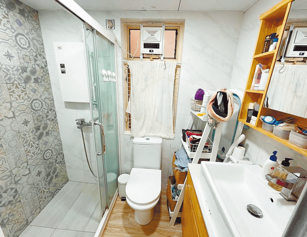 浴室設有玻璃分隔淋浴間，有助保持空間乾濕分離。