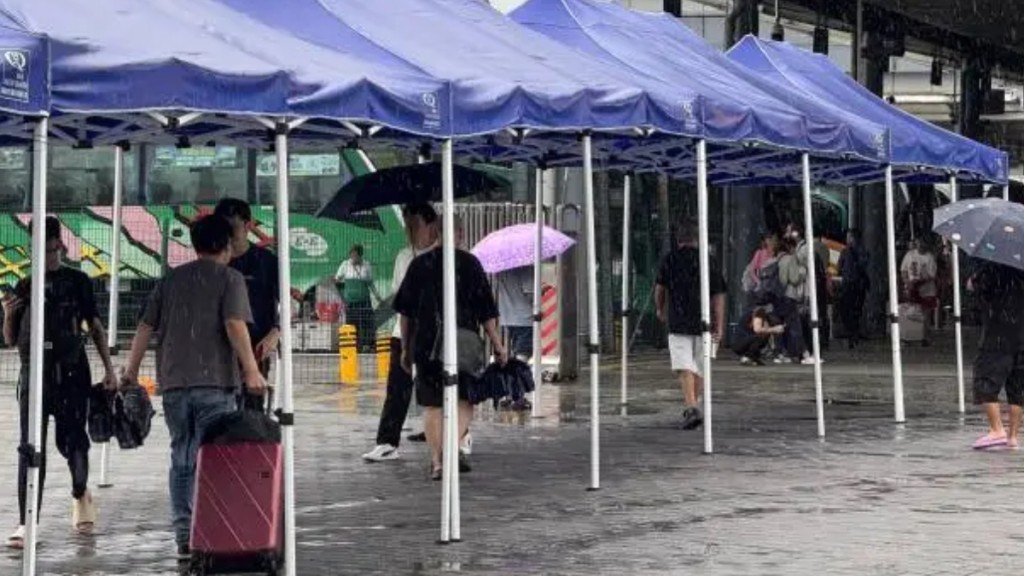當局在兩段連廊間放置臨時雨篷。南方+ 當局在兩段連廊間放置臨時雨篷。南方+