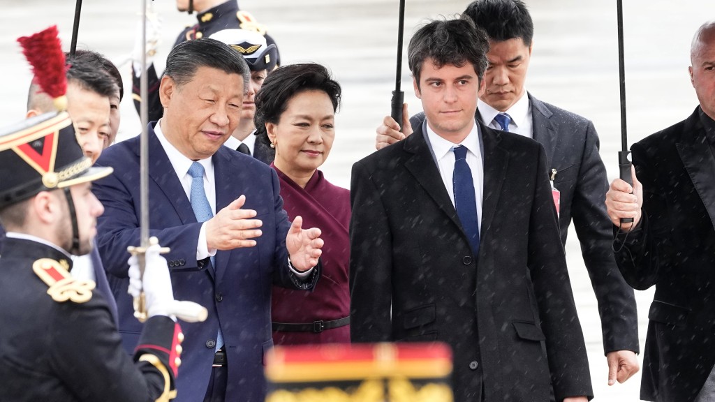 中國國家主席習近平與夫人彭麗媛抵達巴黎，法國總理阿塔爾到機場迎接。 美聯社