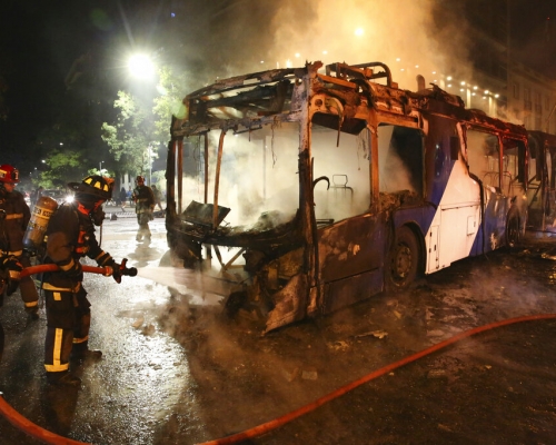 智利總統皮涅拉啟動國家安全法，宣布聖地牙哥進入緊急狀態，賦予軍隊維安權力。 AP
