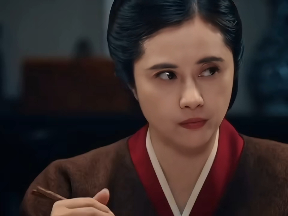 但何美鈿五官大致沒變。