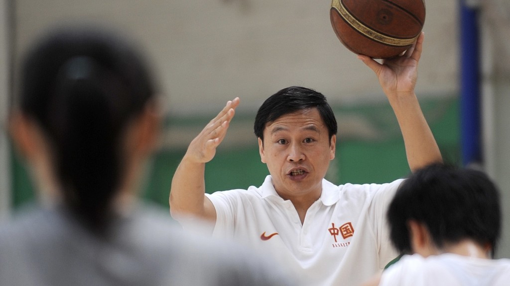  2008年，李亞光作為國家青年女籃主教練，在訓備戰亞青賽的高原集訓中講解戰術。新華社