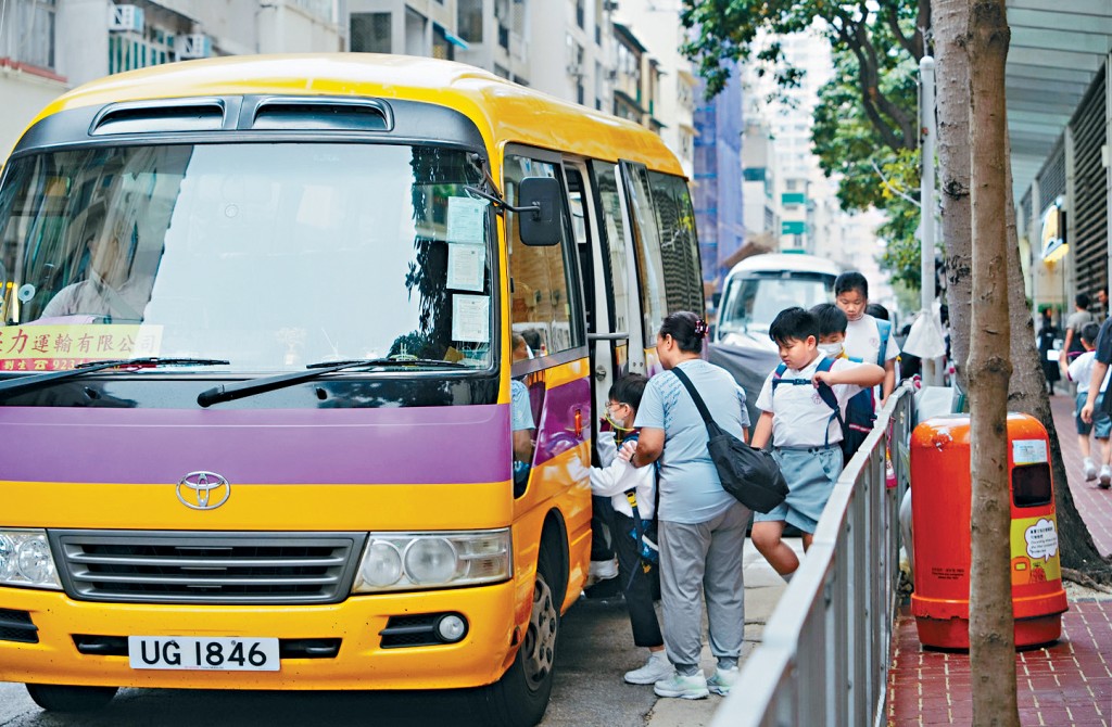 中港通旅運表示，油費成本增加經營壓力，會與學校協商調整收費。