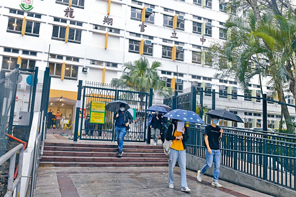 龙翔官中一名前教师，被当局以专业失德为由「钉牌」，昨返回原校应考文凭试的考生，对此议论纷纷。