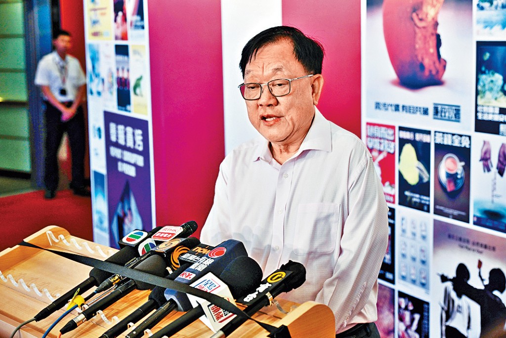 何兆餘指曾被業主邀請與建築公司代表吃飯,認為可能涉及「圍標」而拒絕。