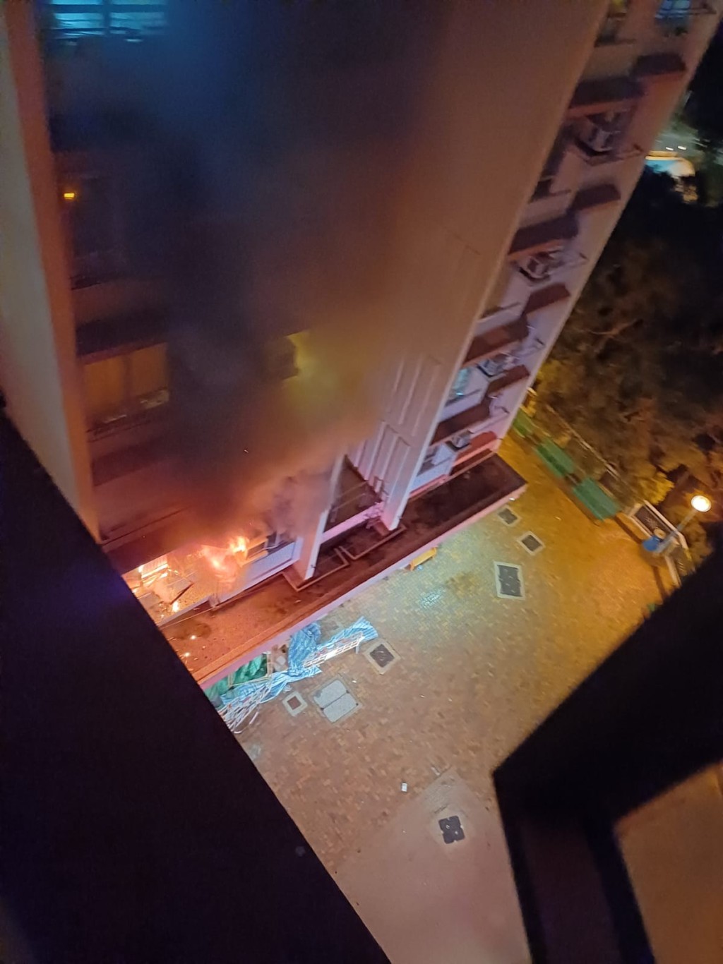 蓝田平田邨平旺楼1楼一个单位内，怀疑因按摩椅短路起火，涌出大量浓烟。网上图片