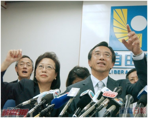 當年的田北俊(右)的突然請辭轟動一時。資料圖片