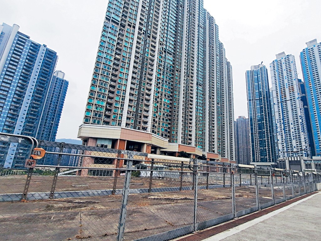 將軍澳第86區日出康城的一幅學校用地，將用作重置屬中度智障學童學校的東華三院群芳啟智學校。