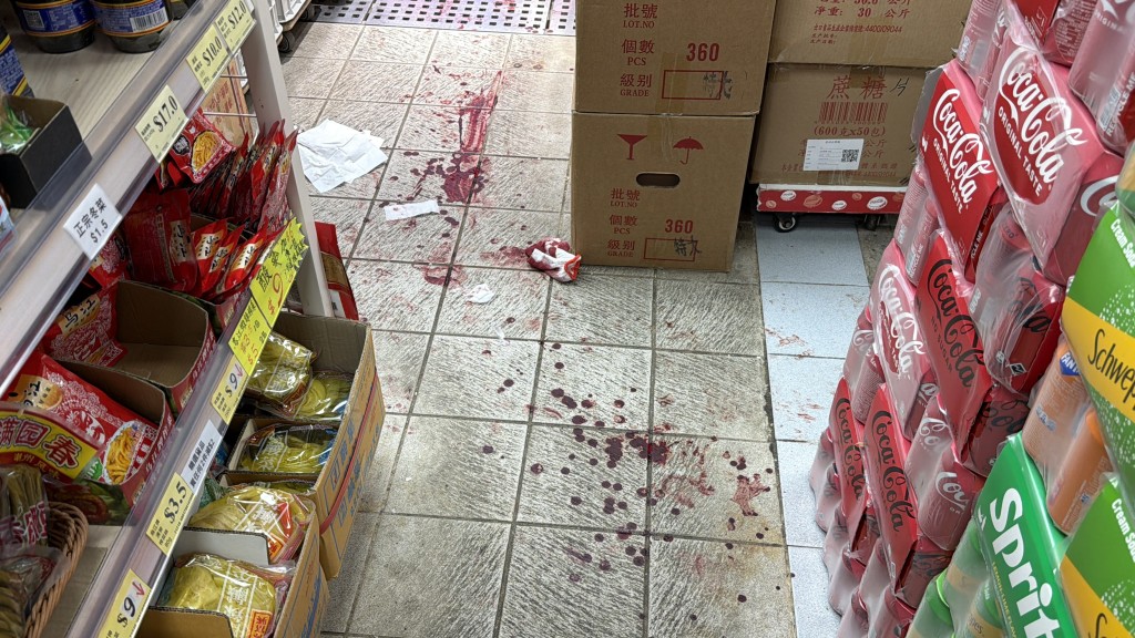 街市內遺下多灘血迹。梁國峰攝 街市內遺下多灘血迹。梁國峰攝