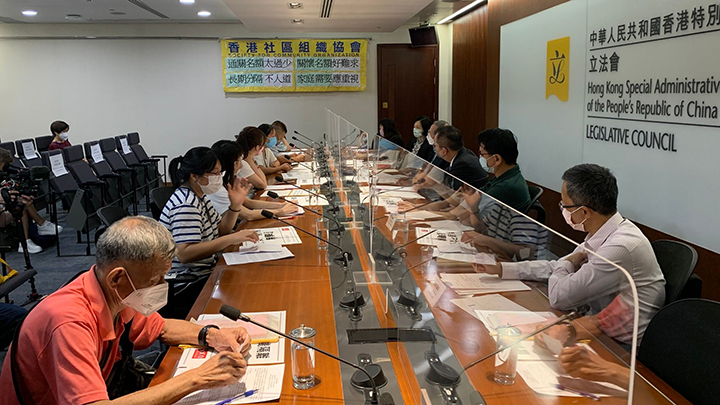 香港社區組織協會聯同多位基層市民前往立法會申訴部，反映通關家庭需要。(社區組織協會FB圖片)