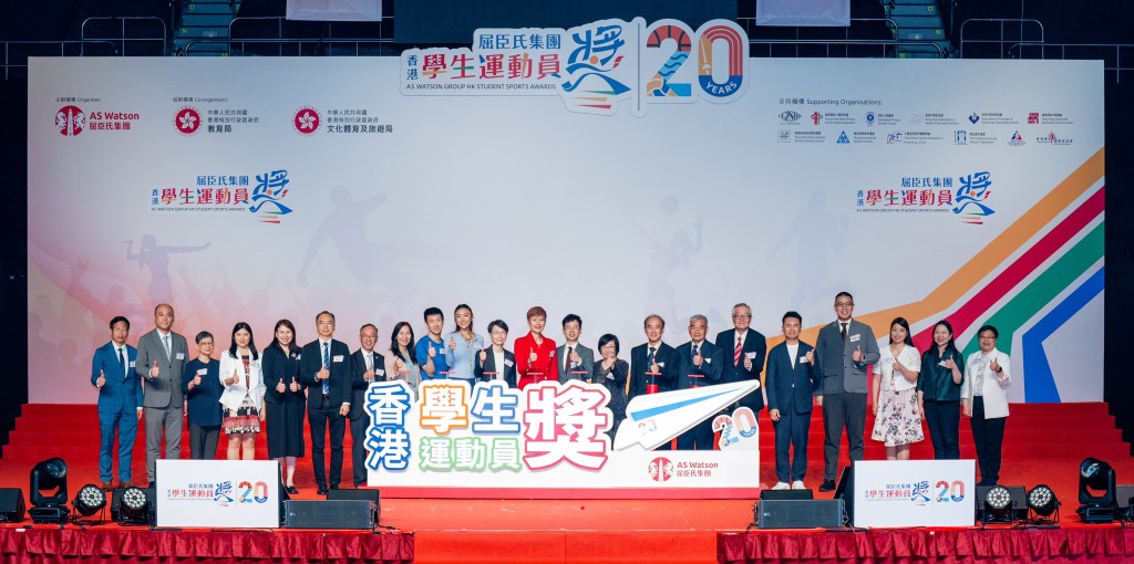 屈臣氏集點行政總裁及獎項榮譽顧問倪文玲(紅衫)出席周三的獎禮。圖片由公關提供 屈臣氏集點行政總裁及獎項榮譽顧問倪文玲(紅衫)出席周三的獎禮。圖片由公關提供