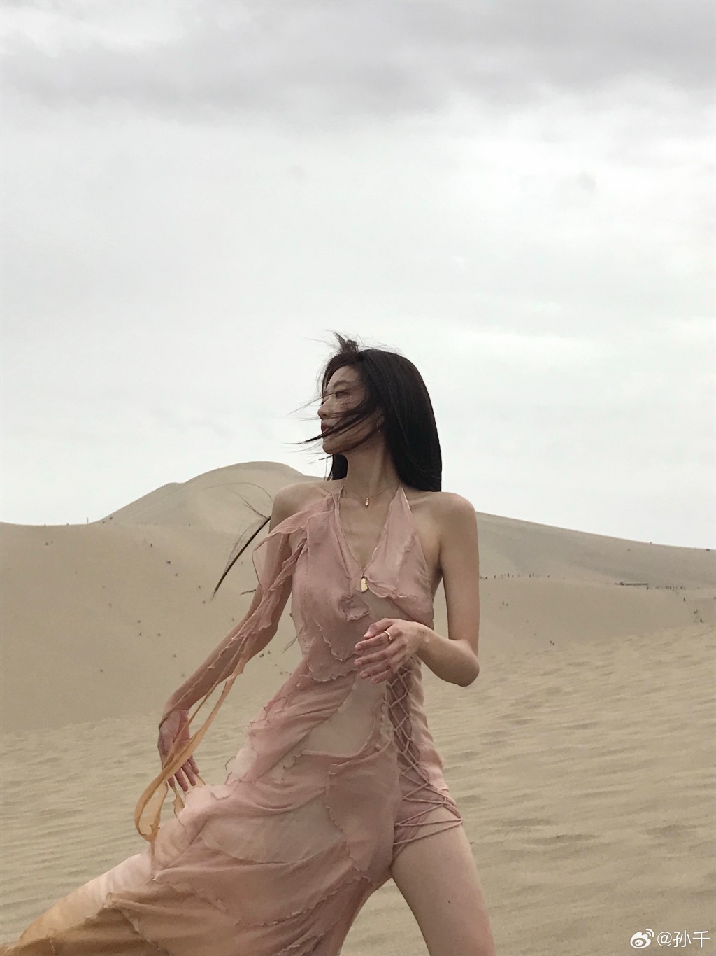 孫千展現其獨特的時尚風格。