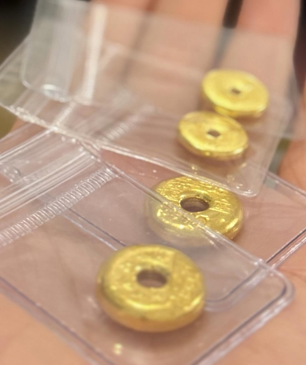 事主昨在帖文中表示，自畢業後一直每月購入金幣，所有黃金一直存放於家中夾萬，持續約15年。事主Threads圖片