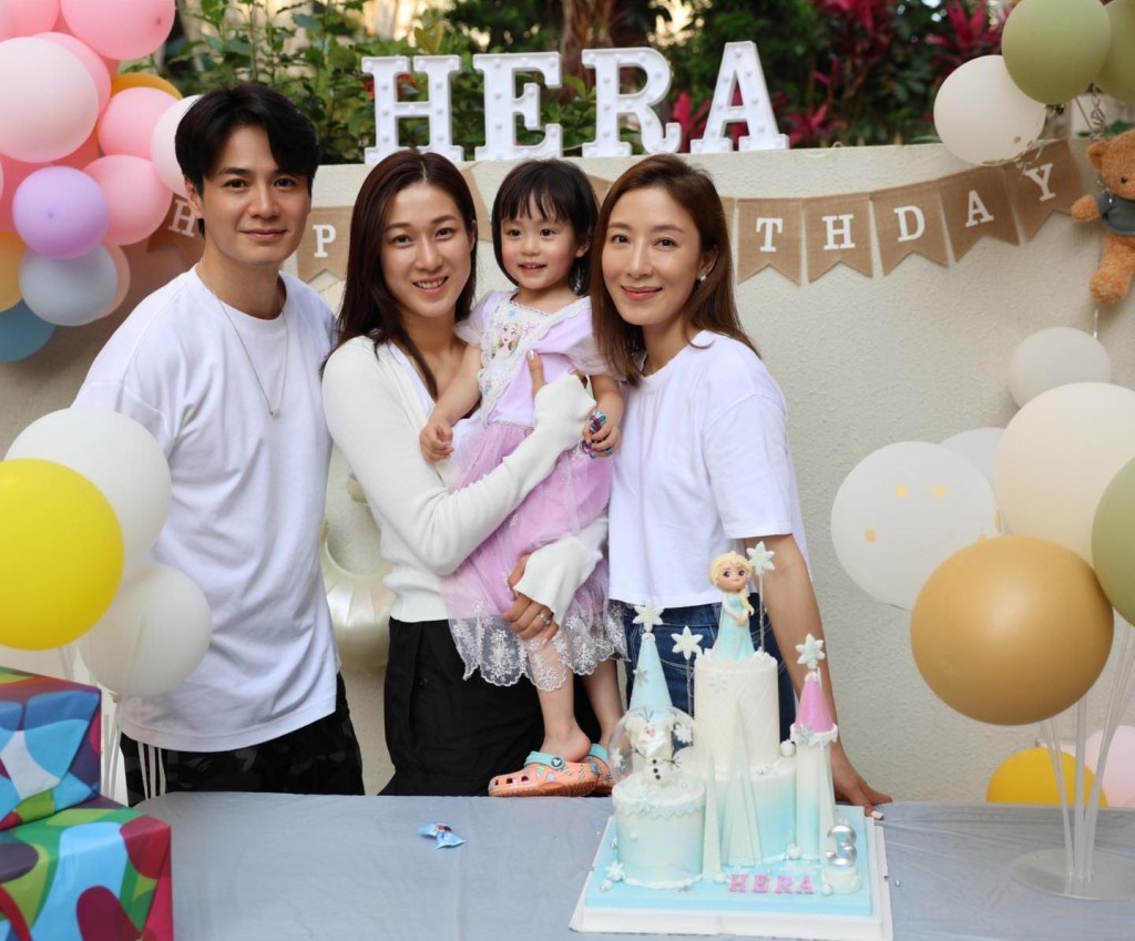鍾嘉欣年中返港頻頻與TVB的好友見面，一返港即帶住兩個囡囡參加楊茜堯女兒的生日會。