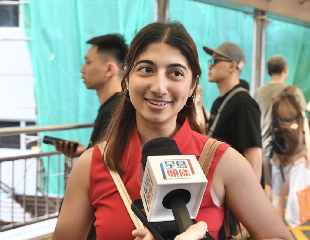 居港外籍人士Esha表示，自己及朋友有吸食電子煙，關注法例會否設寬限期。