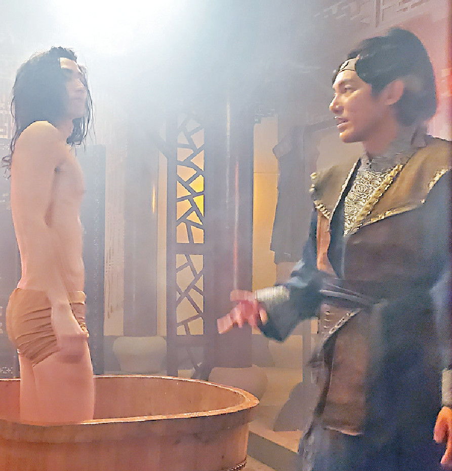 ■周嘉洛本來有着肉色打底褲。