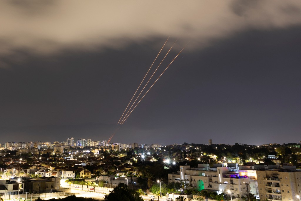 以色列发射防空导弹拦截伊朗的攻击。　路透社