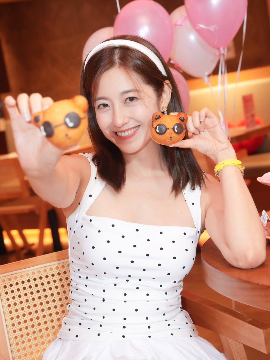 陳自瑤手拿可愛熊仔麵包甜笑打卡。 陳自瑤手拿可愛熊仔麵包甜笑打卡。