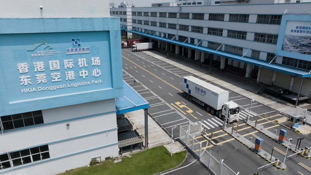貨運方面，大灣區約七成的國際空運貨物都經香港國際機場處理，所以機場在東莞設立「香港國際機場東莞空港中心」。