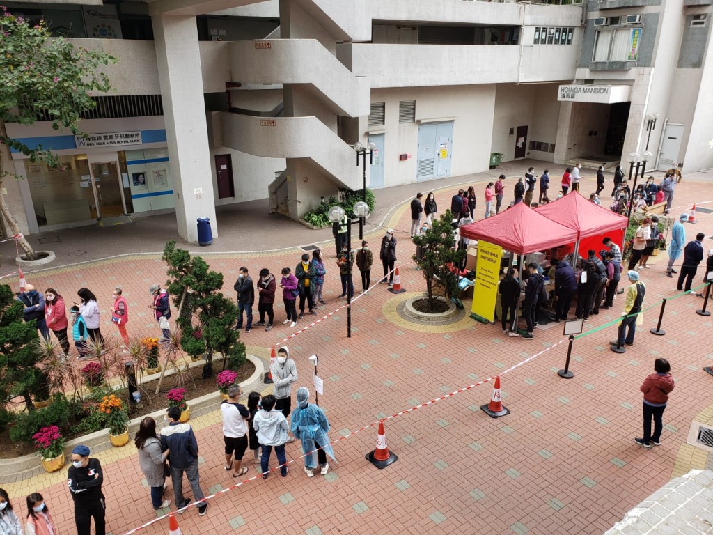 居民排隊接受檢測。