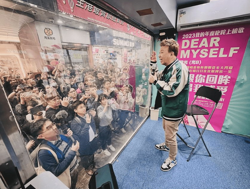 尹光宣传新歌〈Dear Myself〉，走访湾仔、尖沙咀同旺角，劲受市民欢迎。